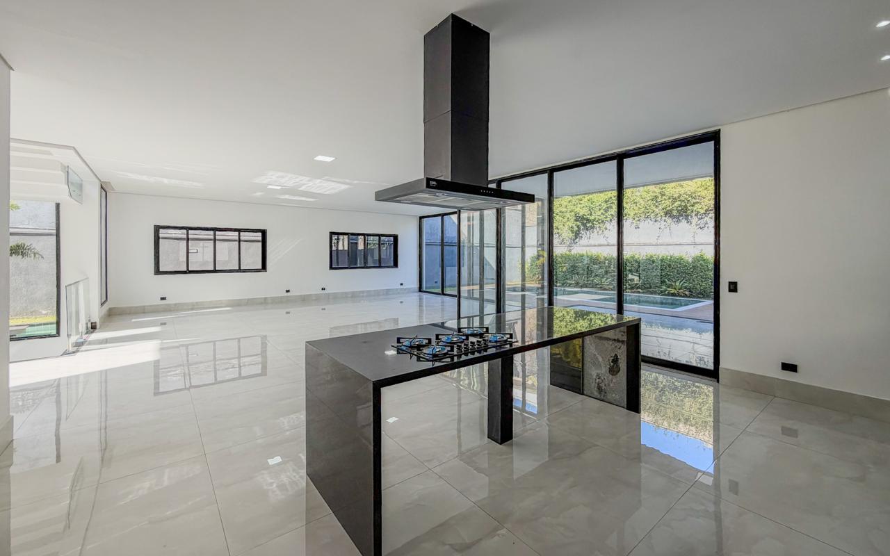 Sala de estar casa à venda em Tambore 11, Alphaville, Santana de Parnaíba — 4 suítes, 555 m² — imagem 2 de 16