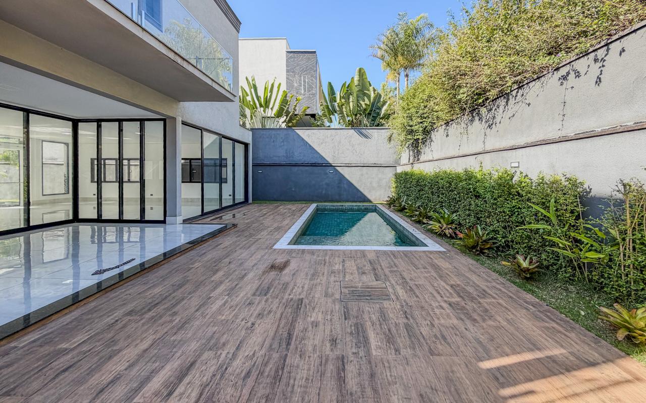 Piscina e área externa casa à venda em Tambore 11, Alphaville, Santana de Parnaíba — 4 suítes, 555 m² — imagem 5 de 16