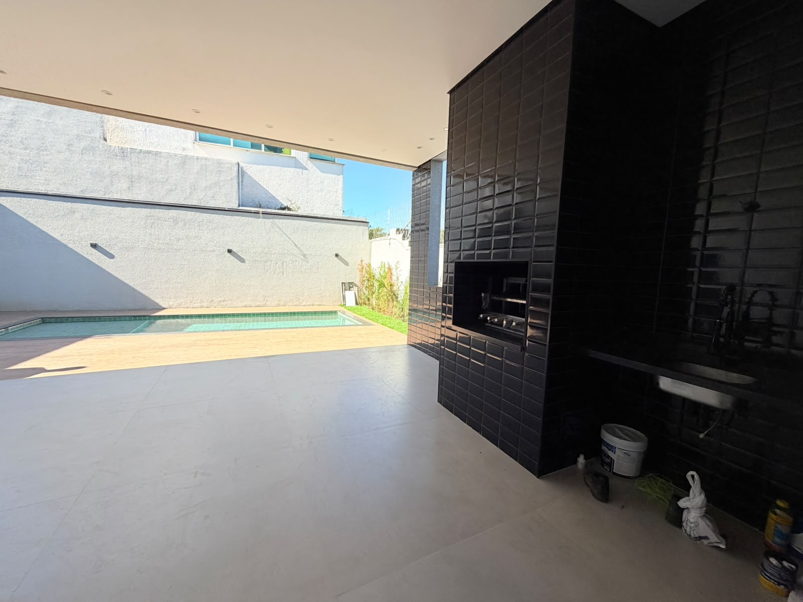 Sala de estar casa à venda em Itahye Residencial, Alphaville, Barueri — 4 suítes, 560 m² — imagem 2 de 21