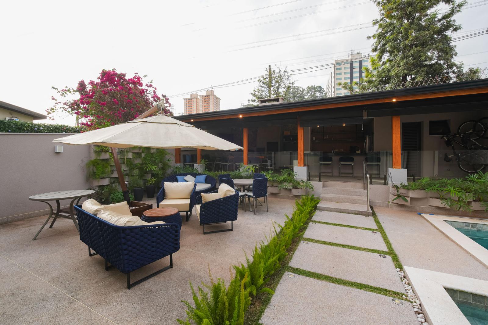Piscina e área externa casa à venda em Alphaville Residencial 5, Alphaville, Santana de Parnaíba — 5 suítes, 474 m² — imagem 5 de 35