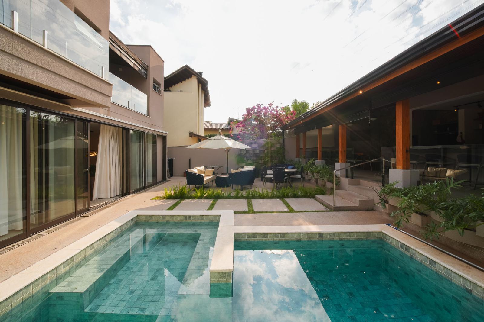 Sala de estar casa à venda em Alphaville Residencial 5, Alphaville, Santana de Parnaíba — 5 suítes, 474 m² — imagem 2 de 35