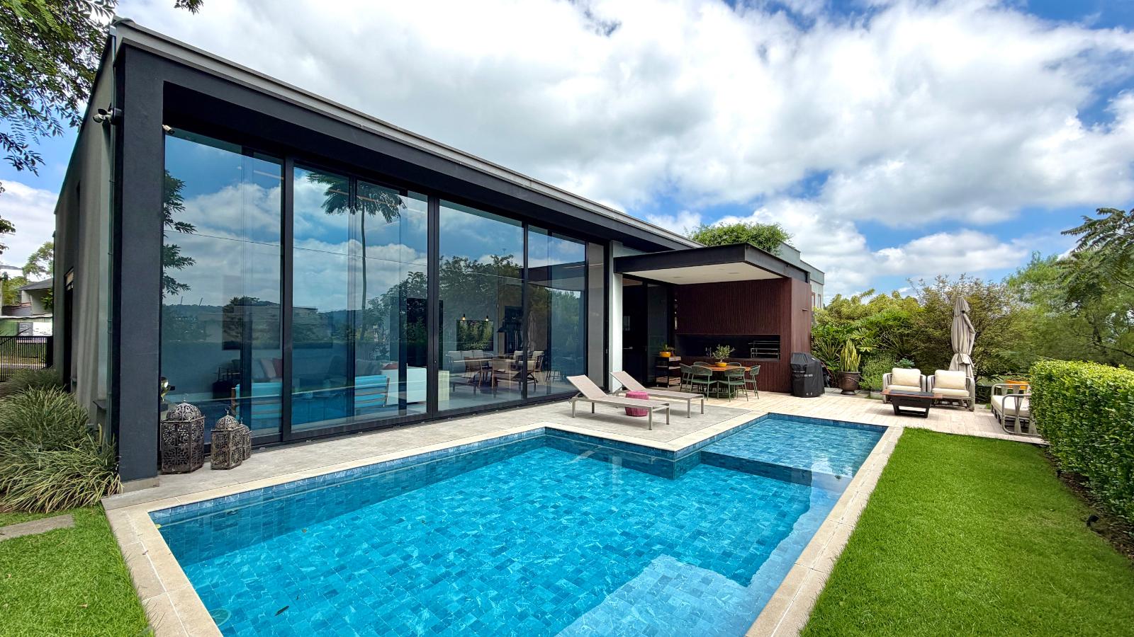 Sala de estar casa à venda em Tambore 11, Alphaville, Santana de Parnaíba — 4 suítes, 554 m² — imagem 2 de 40