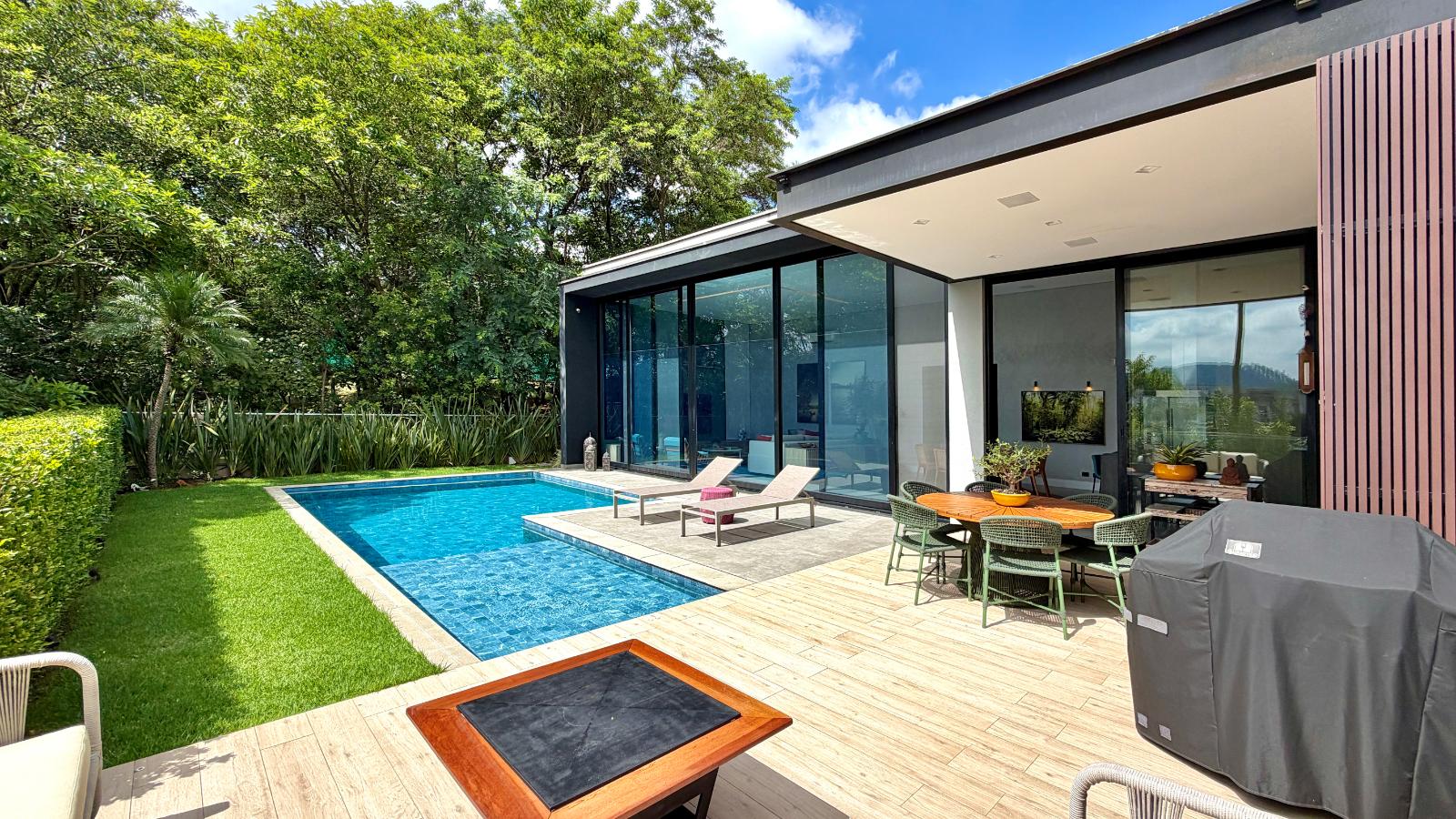 Piscina e área externa casa à venda em Tambore 11, Alphaville, Santana de Parnaíba — 4 suítes, 554 m² — imagem 5 de 40