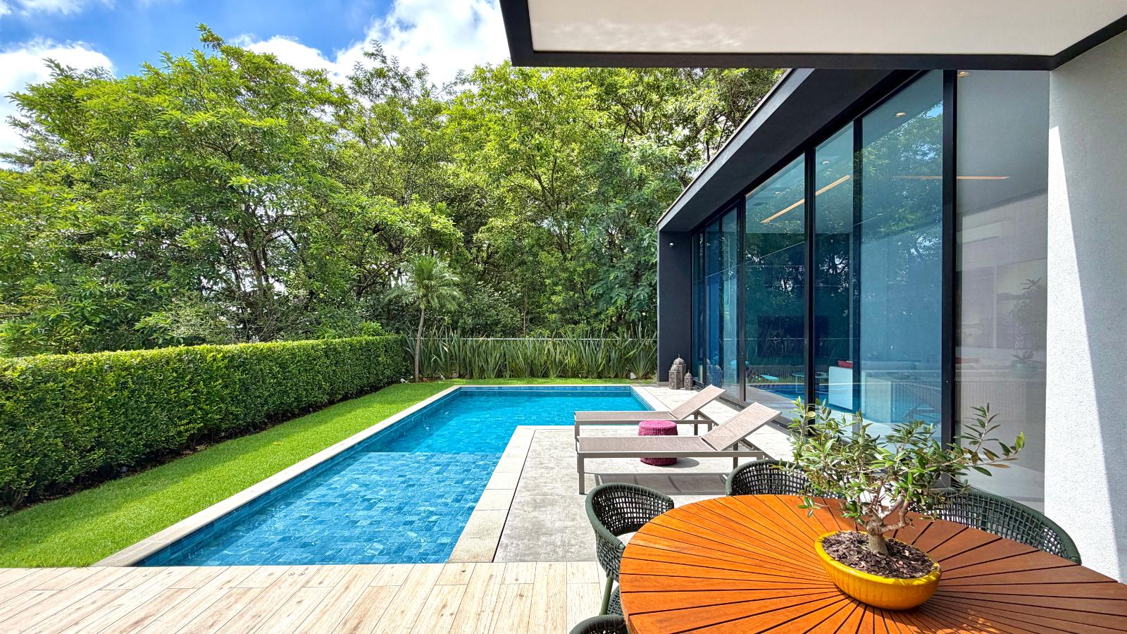 Área de convivência casa à venda em Tambore 11, Alphaville, Santana de Parnaíba — 4 suítes, 554 m² — imagem 6 de 40