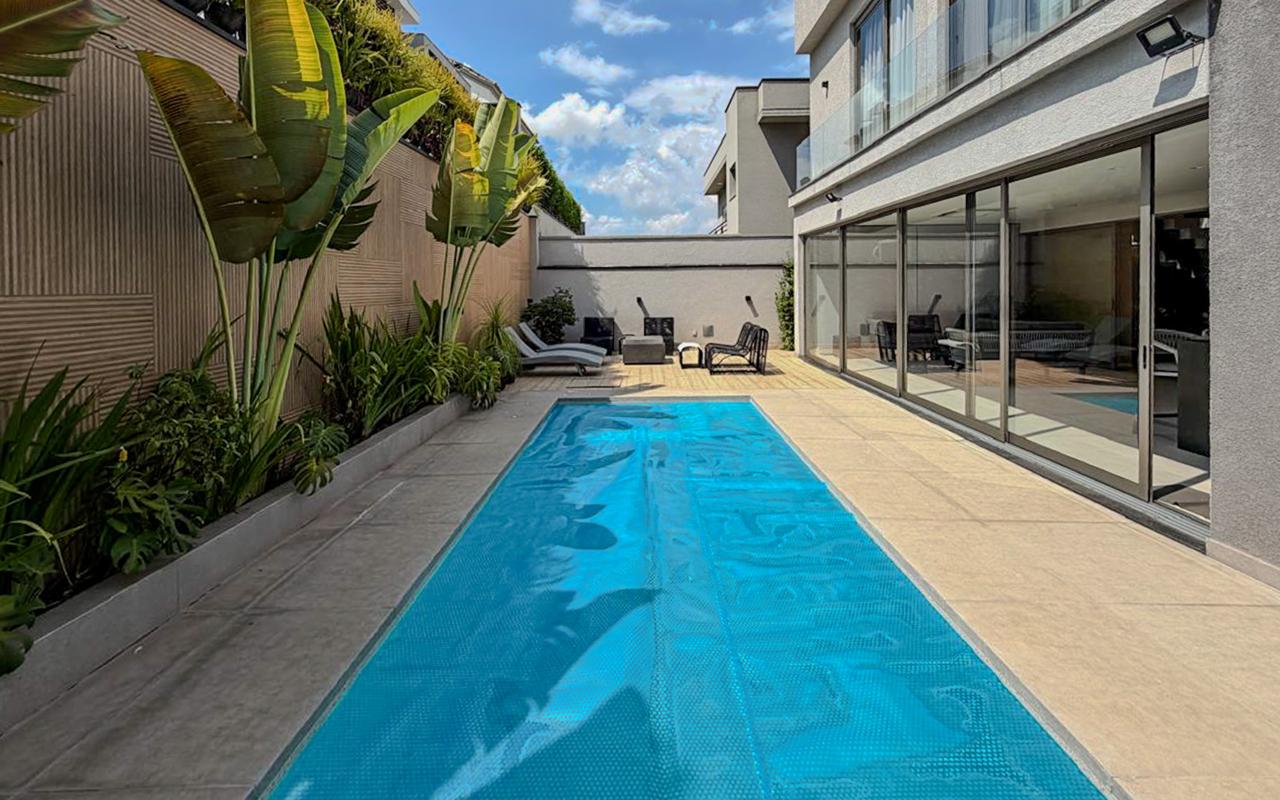 Piscina e área externa casa à venda em Tambore 11, Alphaville, Santana de Parnaíba — 4 suítes, 420 m² — imagem 5 de 11