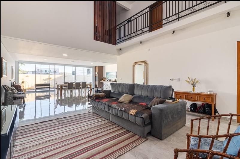Sala de estar casa à venda em Itahye Residencial, Alphaville, Barueri — 3 suítes, 435 m² — imagem 2 de 16