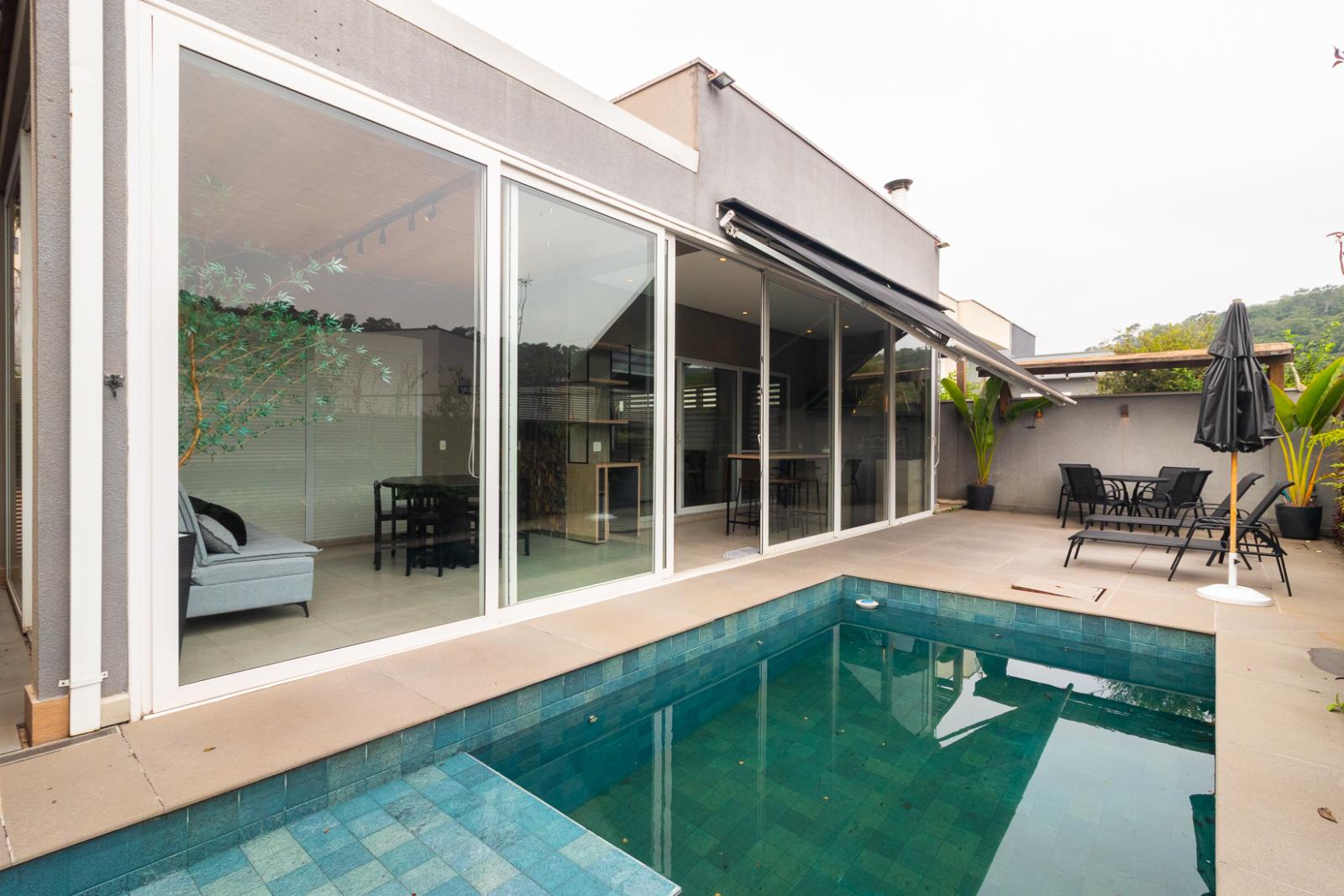 Fachada casa à venda em Itahye Residencial, Alphaville, Barueri — 3 suítes, 420 m² — imagem 1 de 29
