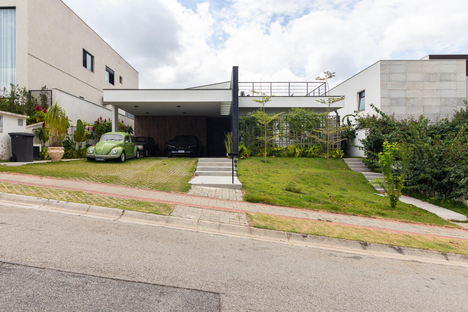 Sala de estar casa à venda ou para alugar em Itahye Residencial, Alphaville, Barueri — 3 suítes, 560 m² — imagem 2 de 30