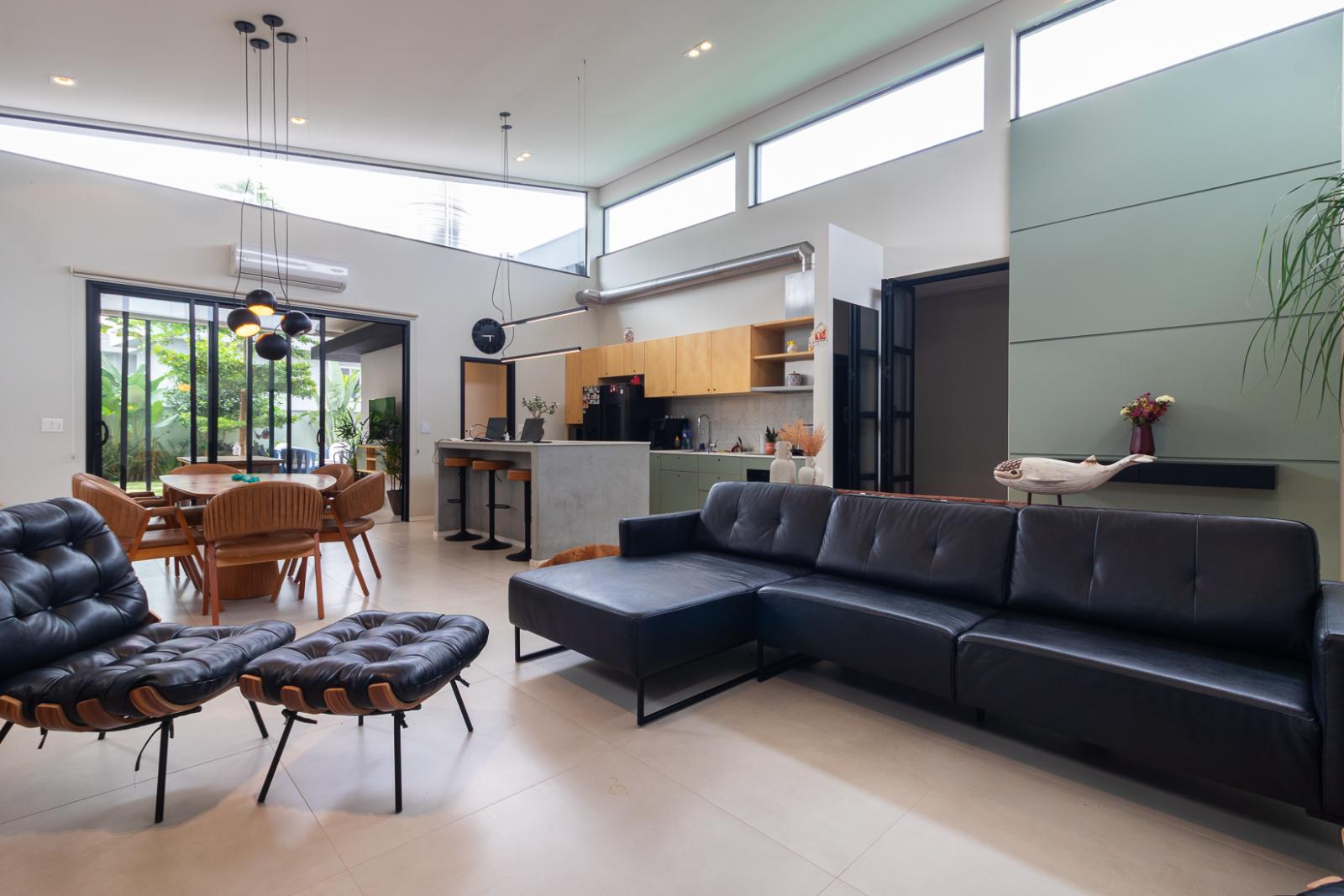 Cozinha e área gourmet casa à venda ou para alugar em Itahye Residencial, Alphaville, Barueri — 3 suítes, 560 m² — imagem 3 de 30