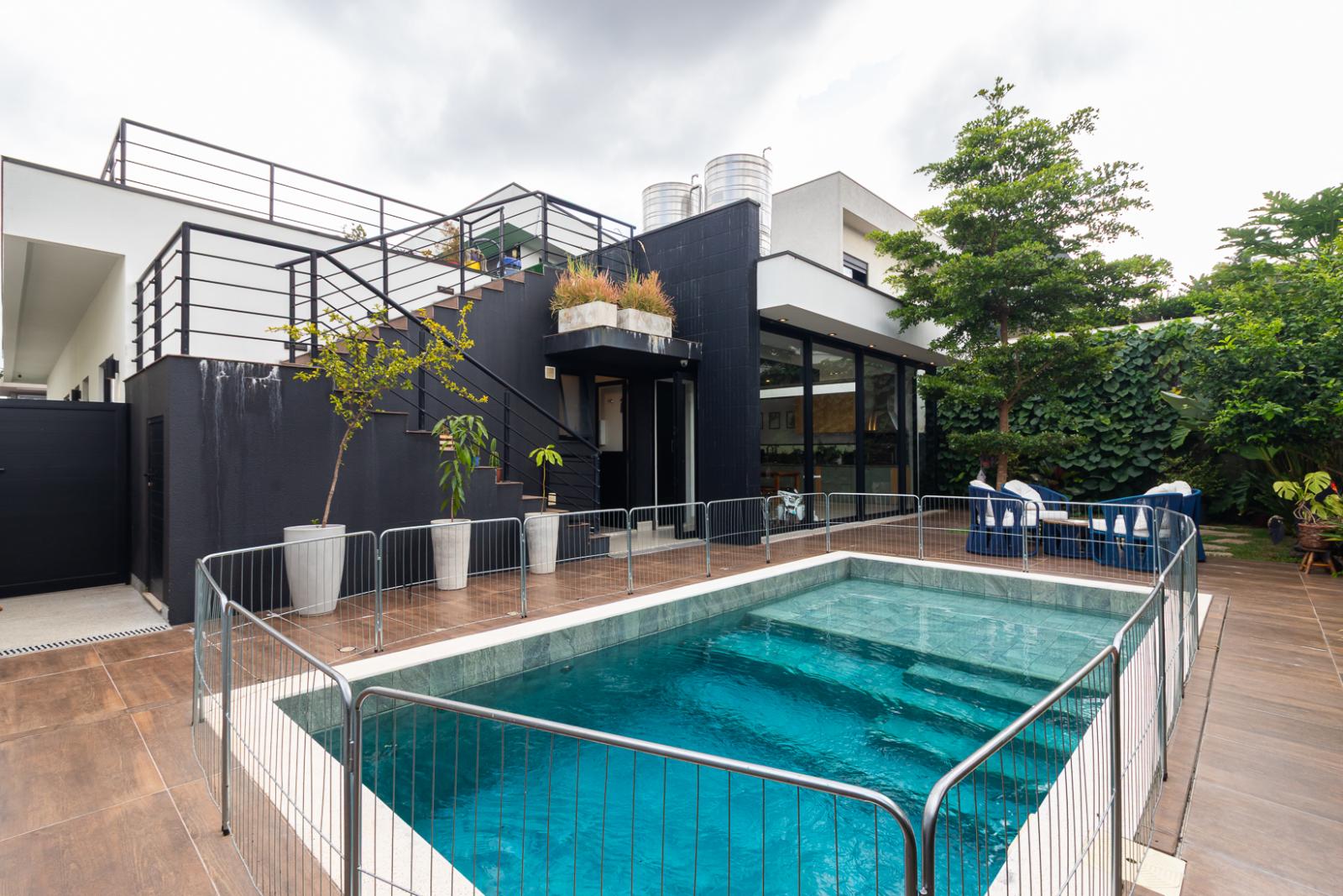 Fachada casa à venda ou para alugar em Itahye Residencial, Alphaville, Barueri — 3 suítes, 560 m² — imagem 1 de 30