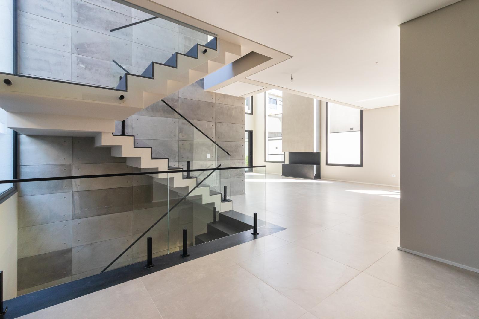Sala de estar casa à venda em Itahye Residencial, Barueri — 4 suítes, 418 m² — imagem 2 de 31