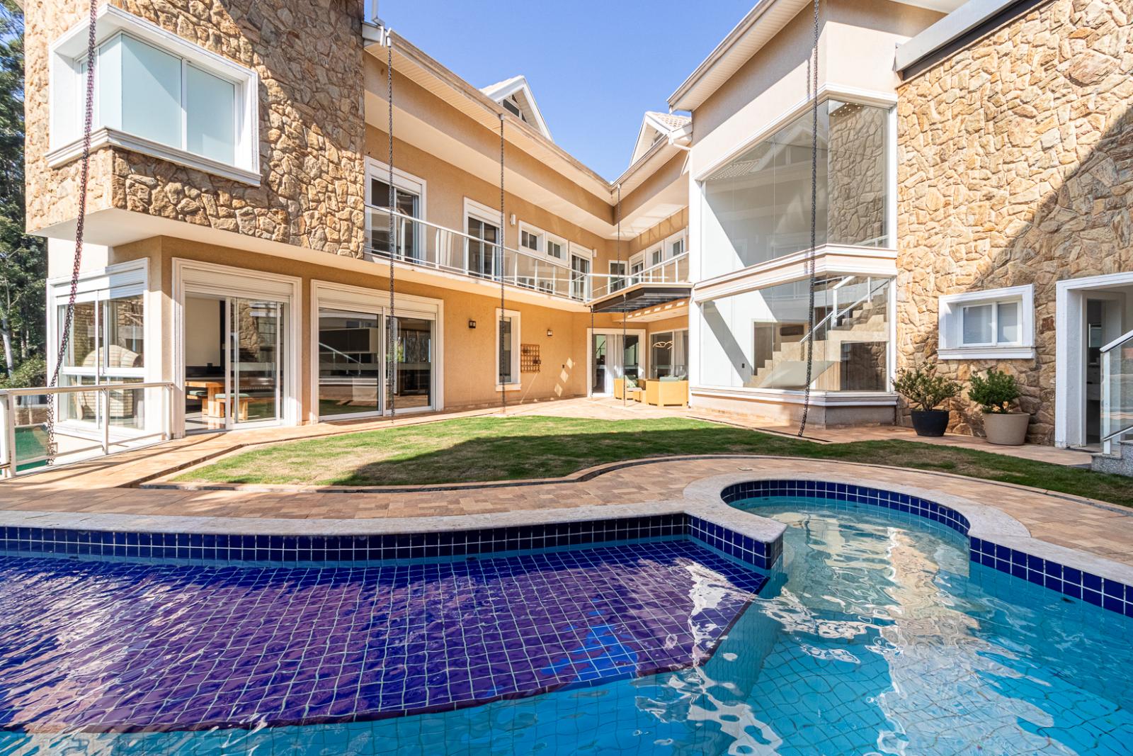 Fachada casa à venda ou para alugar em Villa Solaia , Alphaville, Barueri — 5 suítes, 797 m² — imagem 1 de 50