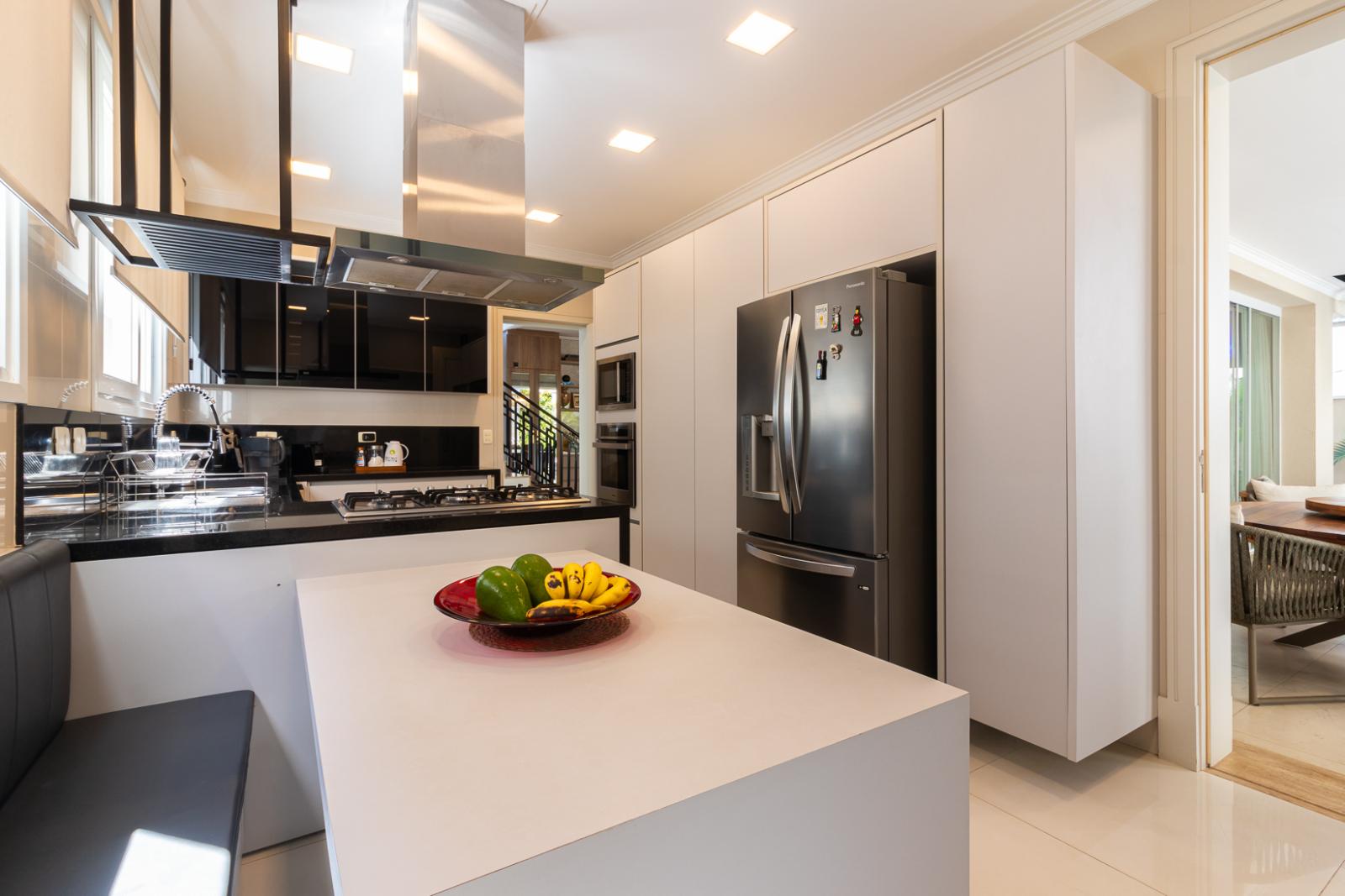 Cozinha e área gourmet casa à venda em Villa Solaia , Alphaville, Barueri — 4 suítes, 420 m² — imagem 3 de 39