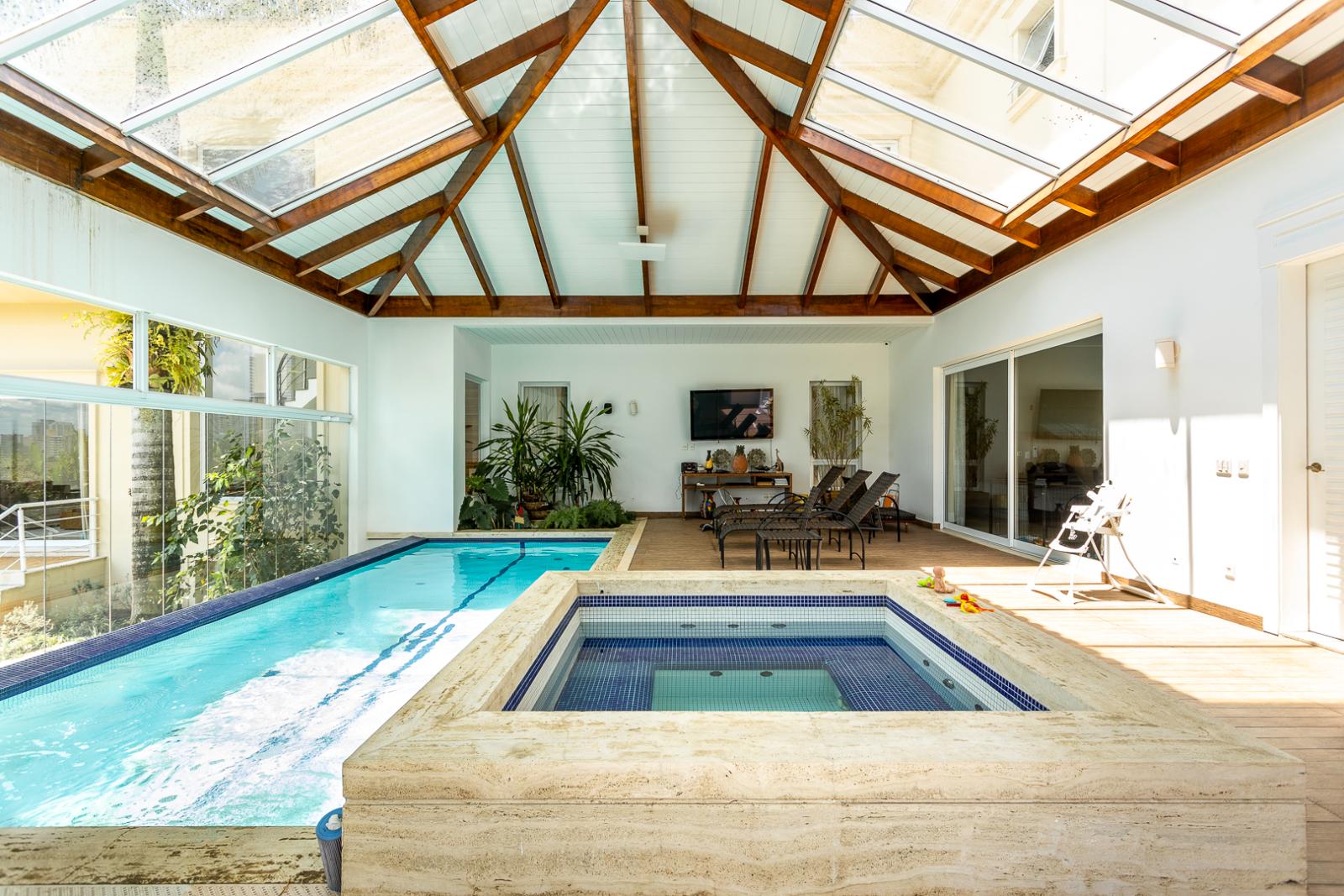 Piscina e área externa casa à venda em Villa Solaia , Alphaville, Barueri — 5 suítes, 1442 m² — imagem 5 de 41