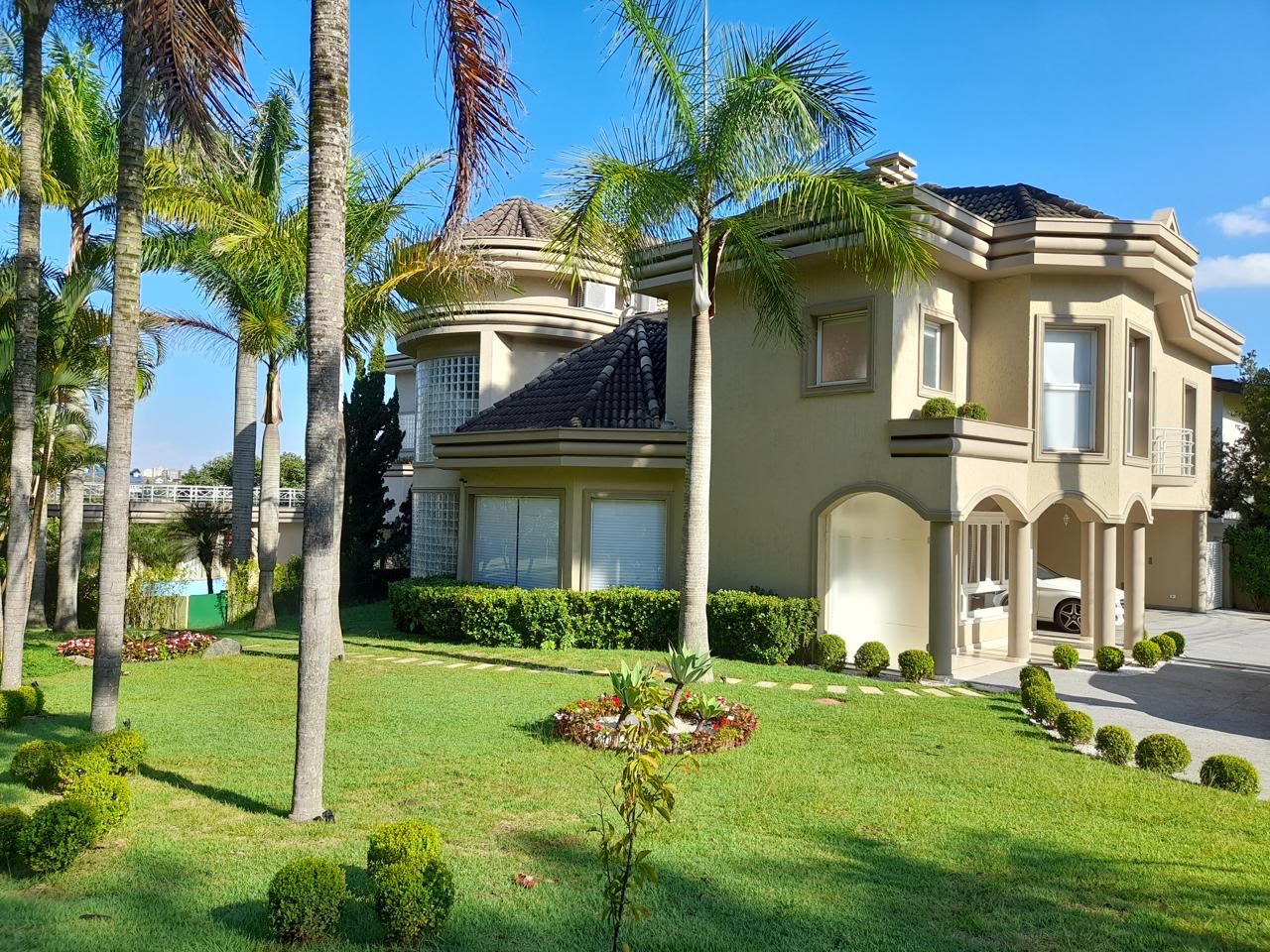Sala de estar casa à venda em Tambore 3, Alphaville, Santana de Parnaíba — 5 suítes, 1000 m² — imagem 2 de 9