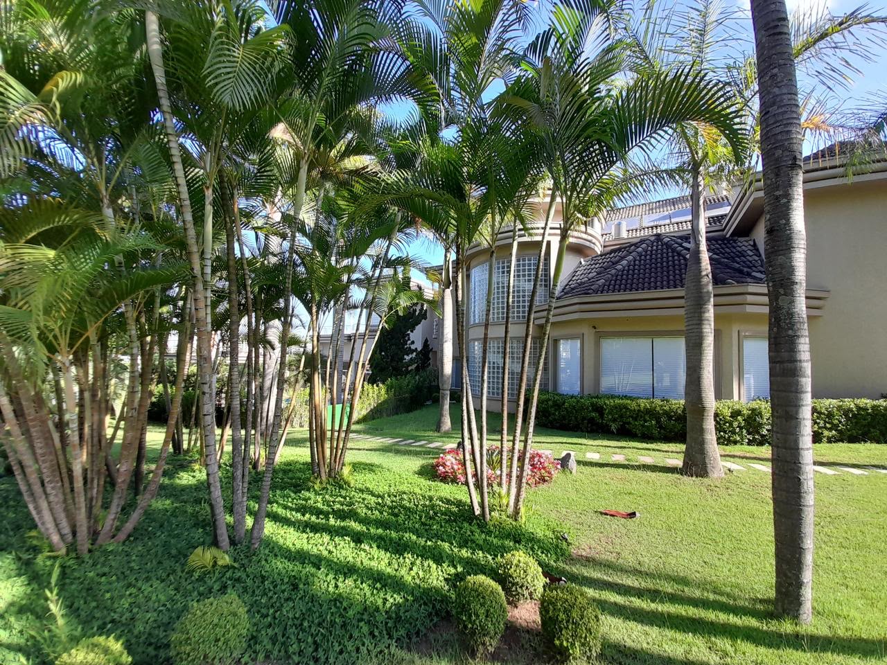 Suíte principal casa à venda em Tambore 3, Alphaville, Santana de Parnaíba — 5 suítes, 1000 m² — imagem 4 de 9