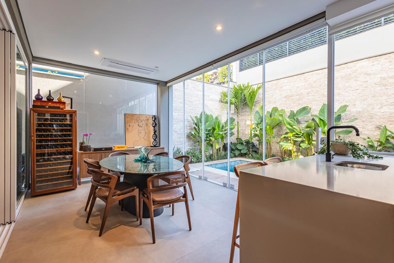 Área de convivência casa à venda em Tambore 11, Alphaville, Santana de Parnaíba — 4 suítes, 400 m² — imagem 6 de 14