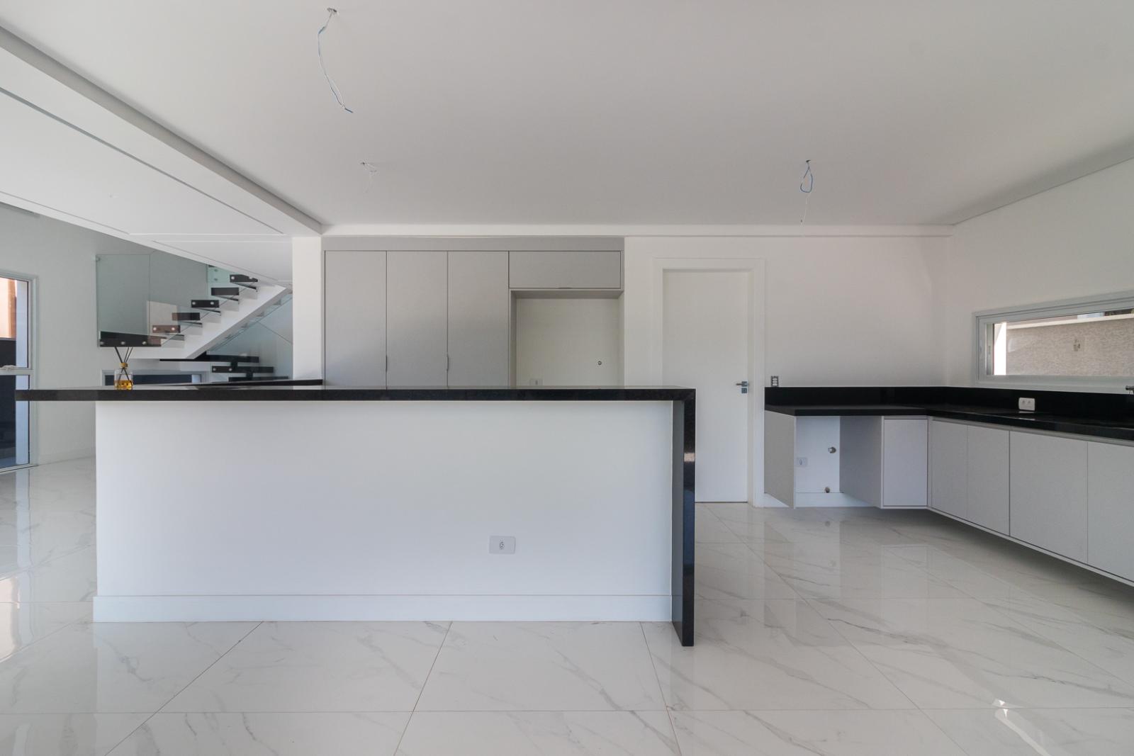 Área de convivência casa à venda em Tambore 11, Alphaville, Santana de Parnaíba — 4 suítes, 420 m² — imagem 6 de 39