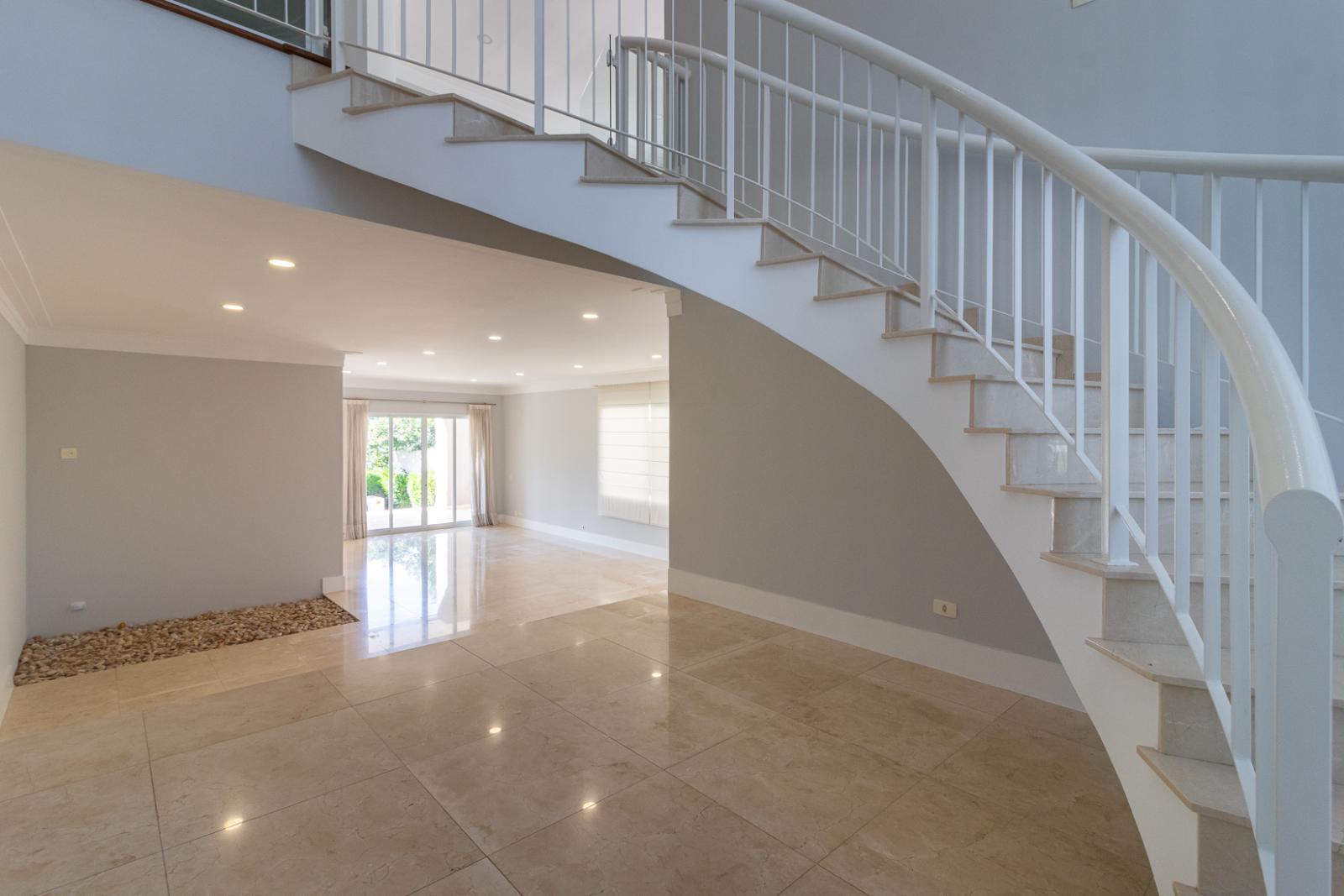 Sala de estar casa para alugar em Residencial Tambore 10 , Alphaville, Santana de Parnaíba — 4 suítes, 703 m² — imagem 2 de 44