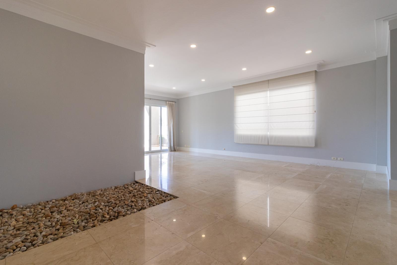 Cozinha e área gourmet casa para alugar em Residencial Tambore 10 , Alphaville, Santana de Parnaíba — 4 suítes, 703 m² — imagem 3 de 44