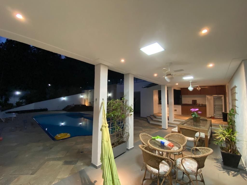 Sala de estar casa à venda ou para alugar em Alphaville Residencial 10, Alphaville, Santana de Parnaíba — 4 suítes, 798 m² — imagem 2 de 13