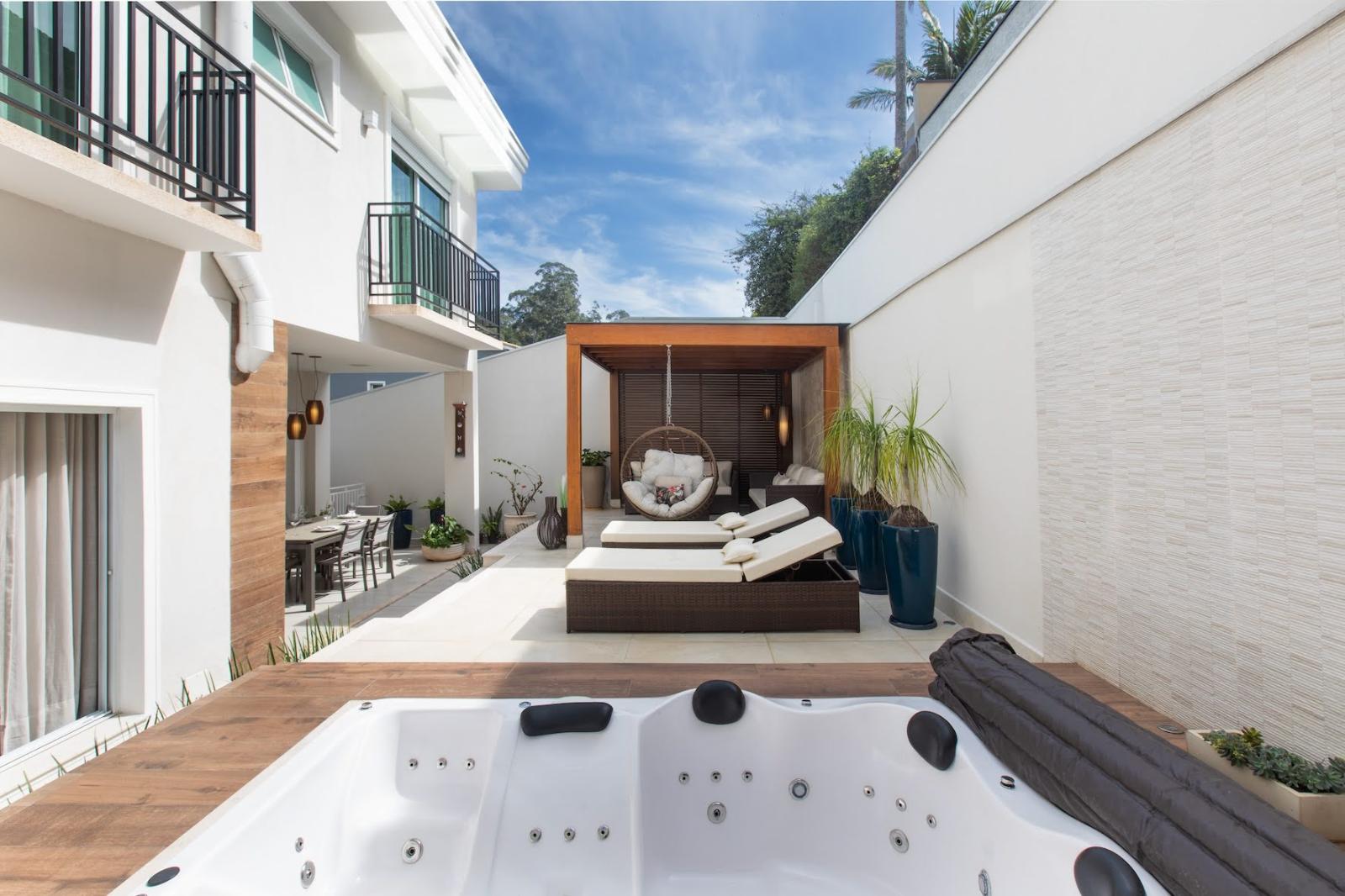 Fachada casa à venda ou para alugar em Alphaville Residencial 3, Alphaville, Santana de Parnaíba — 4 suítes, 299 m² — imagem 1 de 36