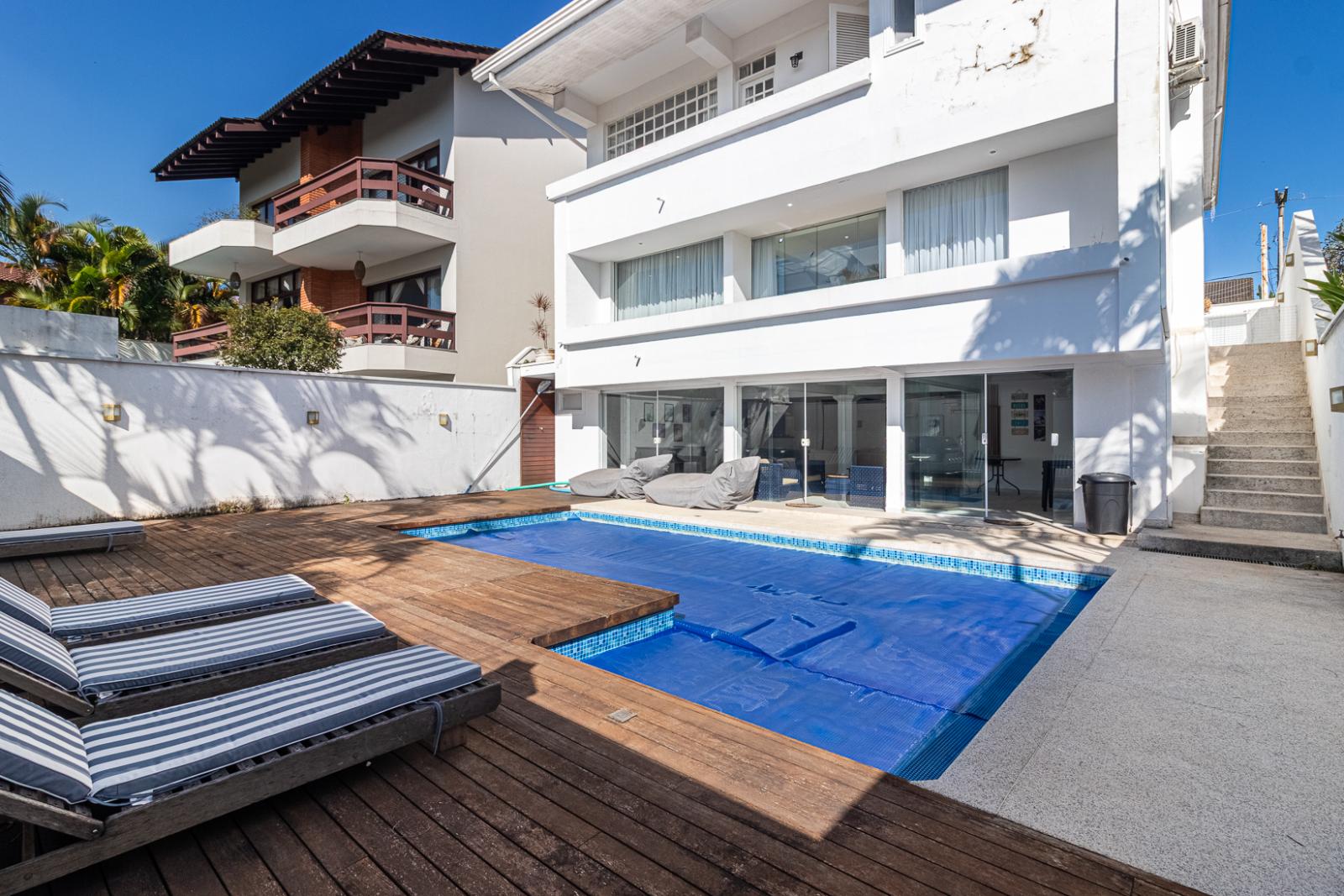 Fachada casa à venda ou para alugar em Alphaville Residencial 3, Alphaville, Barueri — 4 suítes, 393 m² — imagem 1 de 44