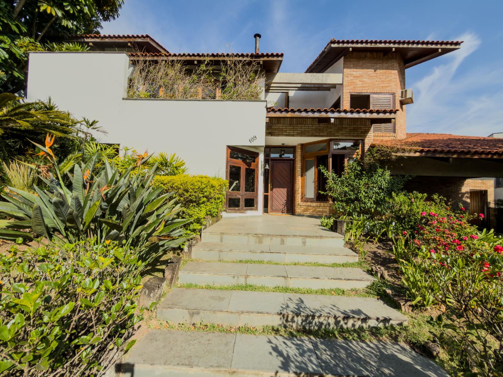 Cozinha e área gourmet casa à venda ou para alugar — 3 suítes, 720 m² — imagem 3 de 52