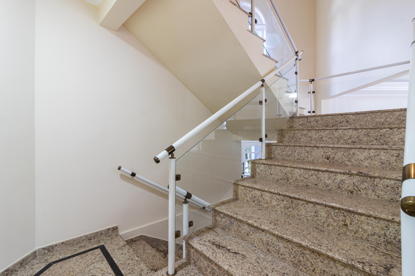Cozinha e área gourmet casa à venda ou para alugar em Morada dos Lagos, Alphaville, Barueri — 4 suítes, 616 m² — imagem 3 de 35