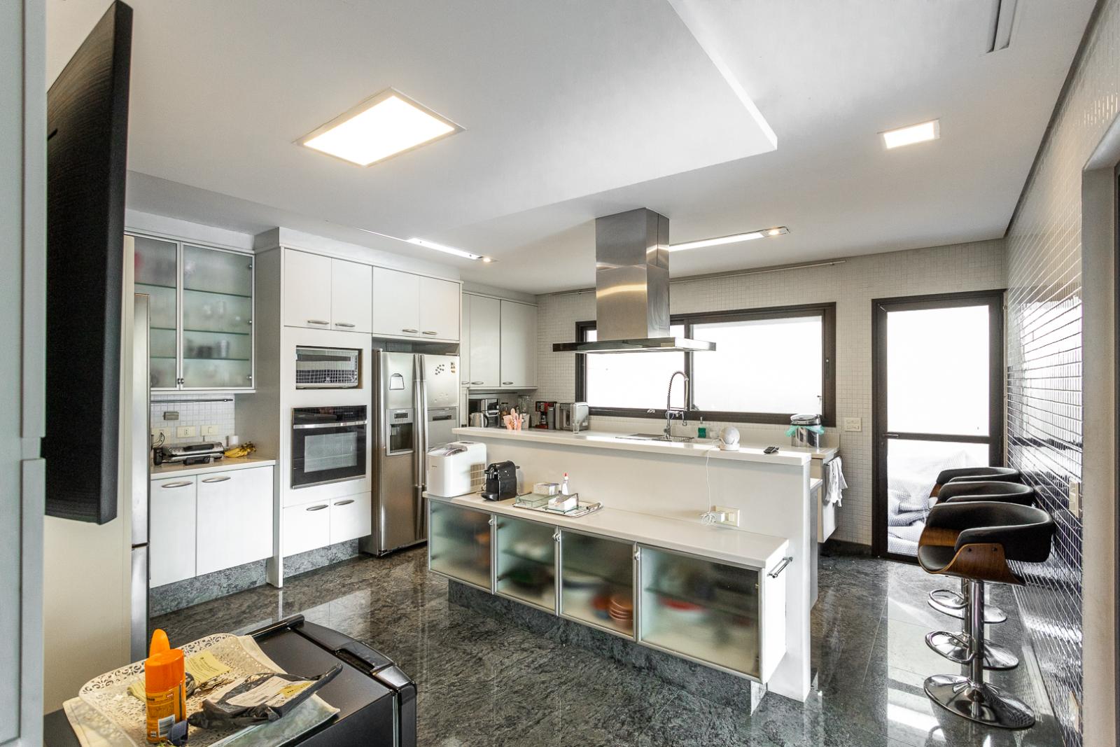 Área de convivência casa à venda ou para alugar em Alphaville Residencial 8, Alphaville, Santana de Parnaíba — 5 suítes, 796 m² — imagem 6 de 49
