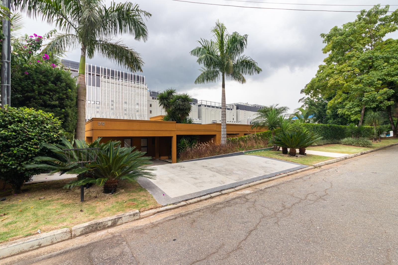 Sala de estar casa à venda ou para alugar em Residencial Tambore 1, Alphaville, Santana de Parnaíba — 3 suítes, 485 m² — imagem 2 de 41