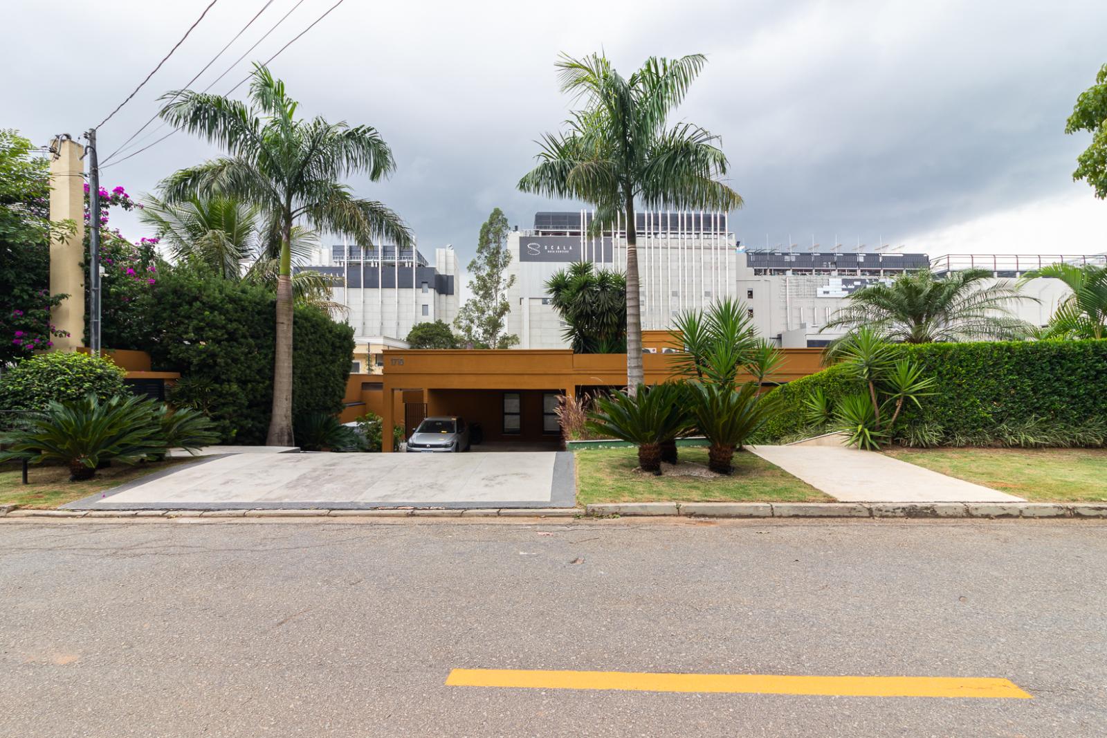 Fachada casa à venda ou para alugar em Residencial Tambore 1, Alphaville, Santana de Parnaíba — 3 suítes, 485 m² — imagem 1 de 41