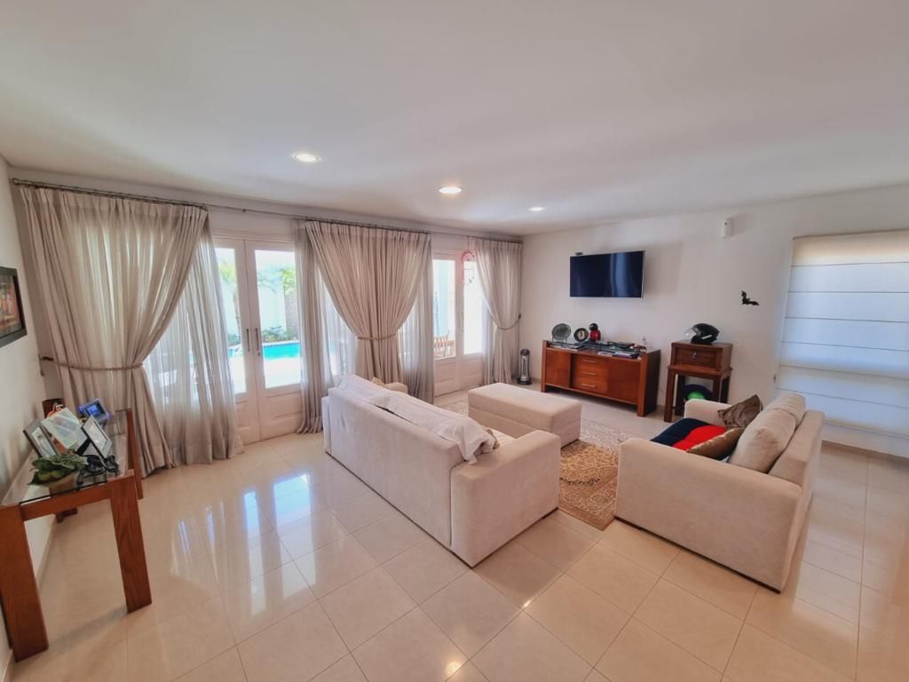 Sala de estar casa à venda em Genesis 1, Alphaville, Santana de Parnaíba — 4 suítes, 420 m² — imagem 2 de 16