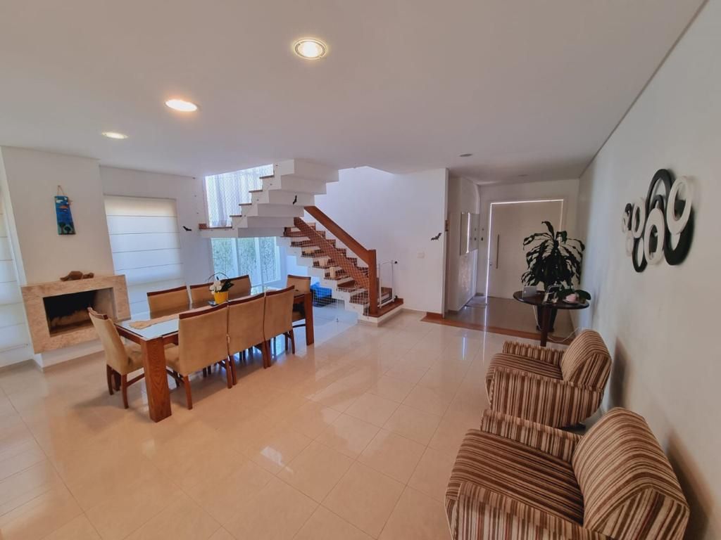 Cozinha e área gourmet casa à venda em Genesis 1, Alphaville, Santana de Parnaíba — 4 suítes, 420 m² — imagem 3 de 16