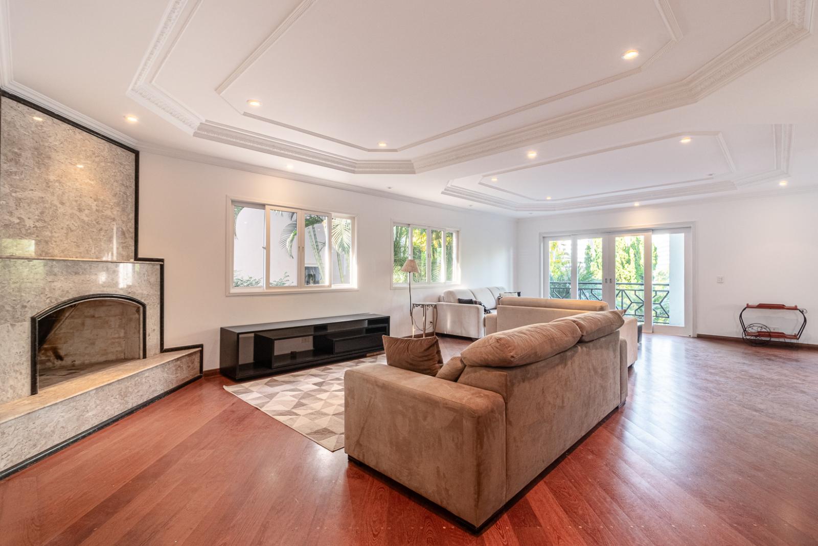 Sala de estar casa à venda em 18 do Forte, Alphaville, Santana de Parnaíba — 4 suítes, 550 m² — imagem 2 de 43
