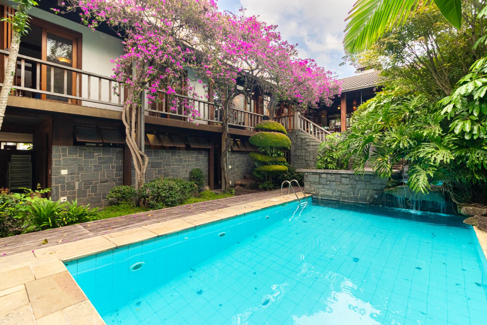 Fachada casa à venda em Alphaville Residencial 3, Alphaville, Santana de Parnaíba — 2 suítes, 900 m² — imagem 1 de 40