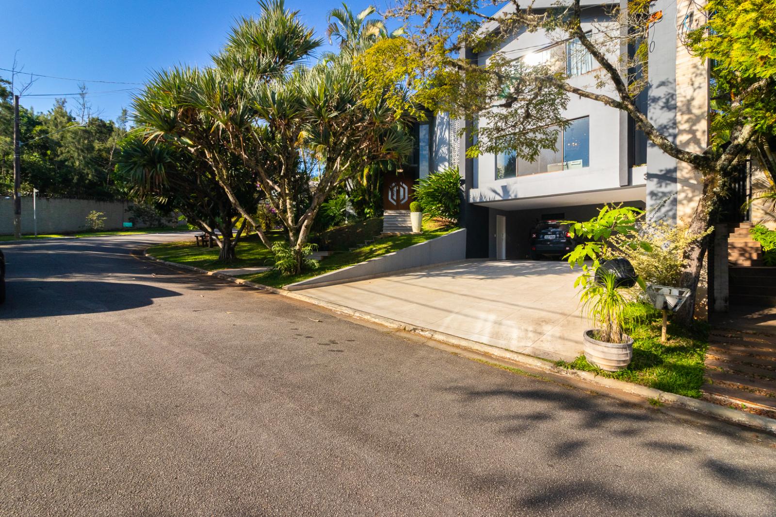Fachada casa à venda em Alphaville Residencial 10, Alphaville, Santana de Parnaíba — 3 suítes, 570 m² — imagem 1 de 36