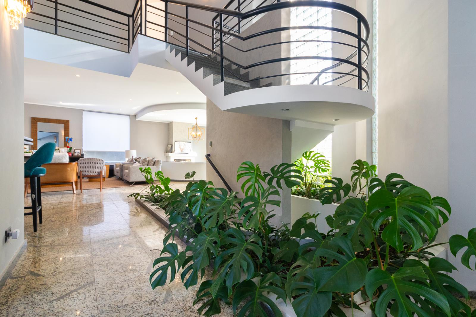 Sala de estar casa à venda em Alphaville Residencial 10, Alphaville, Santana de Parnaíba — 3 suítes, 570 m² — imagem 2 de 36