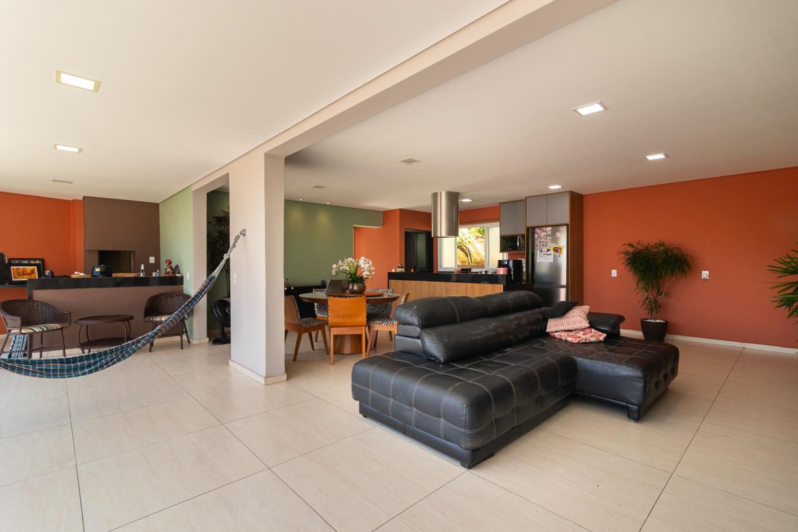 Sala de estar casa à venda em New Ville, Alphaville, Santana de Parnaíba — 1 suíte, 390 m² — imagem 2 de 52