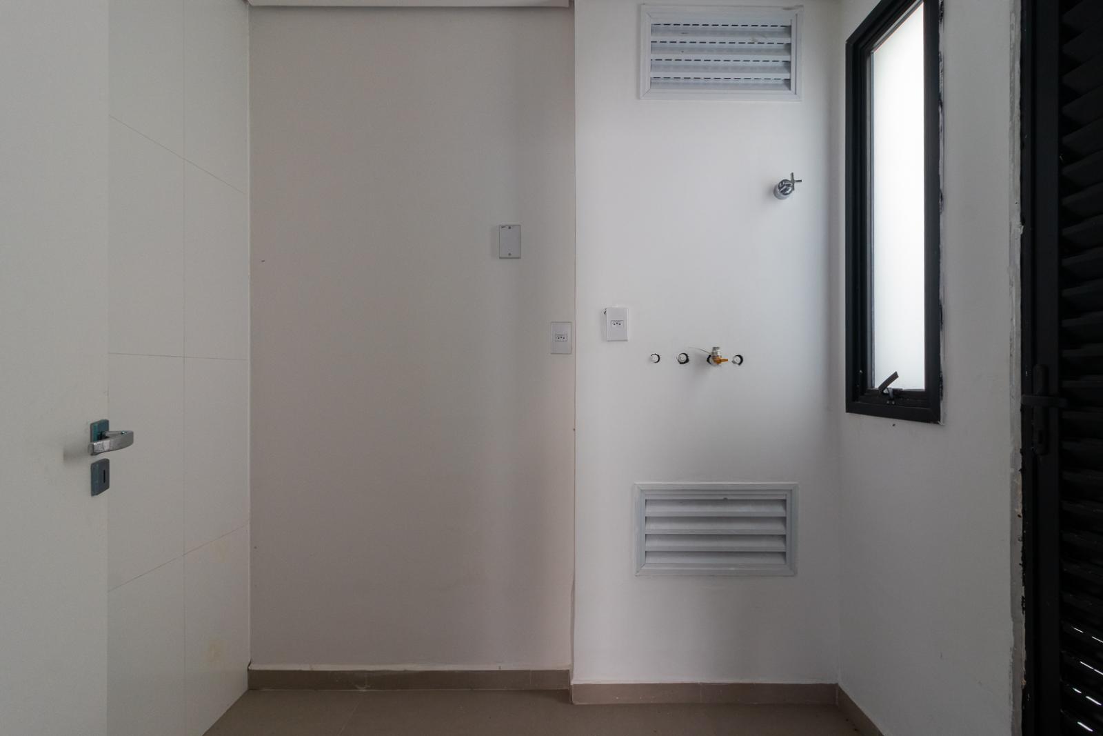Sala de estar casa à venda em Alpha House 1, Alphaville, Santana de Parnaíba — 4 suítes, 220 m² — imagem 2 de 31