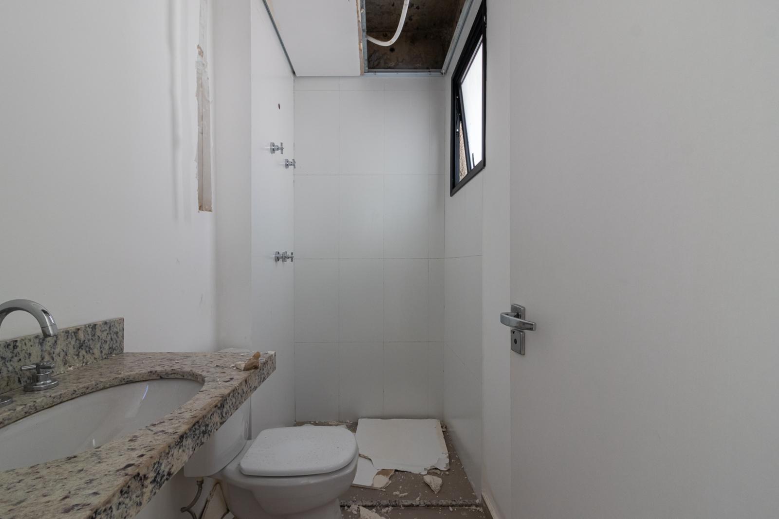 Piscina e área externa casa à venda em Alpha House 1, Alphaville, Santana de Parnaíba — 4 suítes, 220 m² — imagem 5 de 31