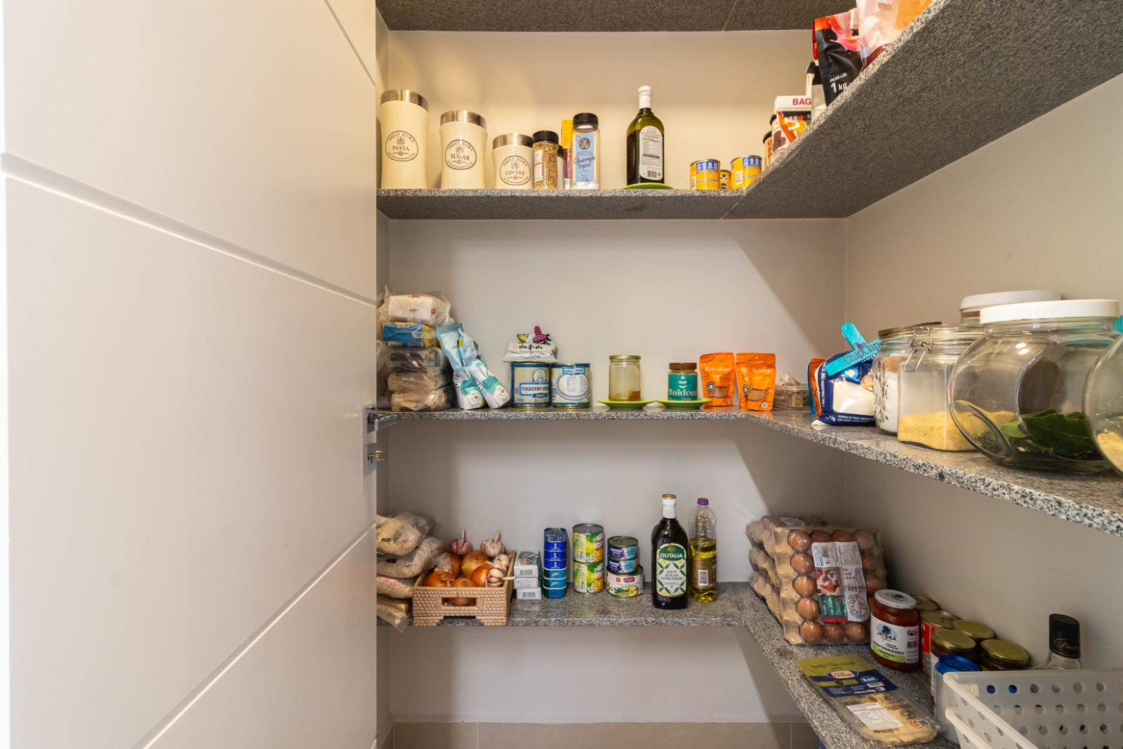 Cozinha e área gourmet casa à venda em Genesis 2, Alphaville, Santana de Parnaíba — 3 suítes, 521 m² — imagem 3 de 38