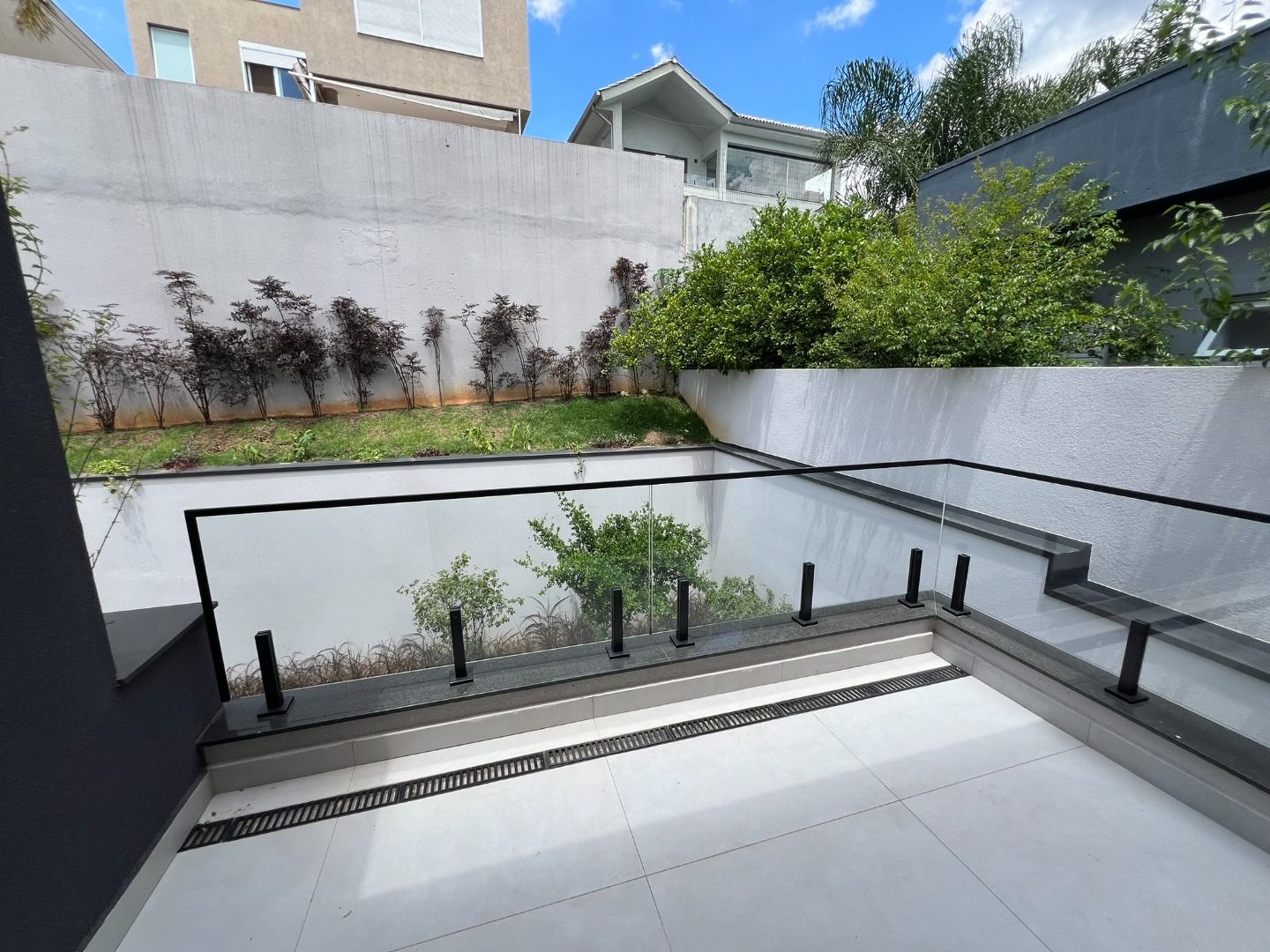 Sala de estar casa à venda em Genesis 1, Alphaville, Santana de Parnaíba — 4 suítes, 465 m² — imagem 2 de 29