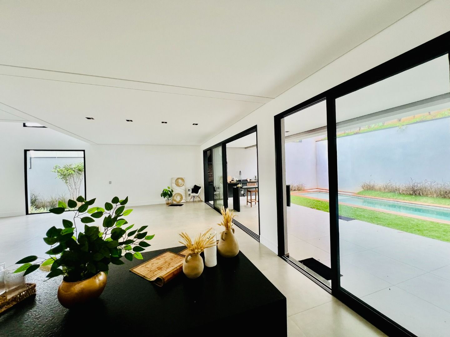 Cozinha e área gourmet casa à venda em Genesis 1, Alphaville, Santana de Parnaíba — 4 suítes, 465 m² — imagem 3 de 29