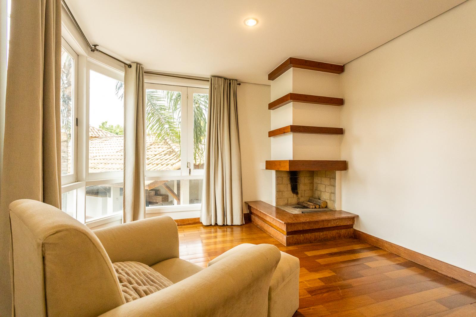Sala de estar casa à venda em Tambore 3, Alphaville, Santana de Parnaíba — 4 suítes, 900 m² — imagem 2 de 54