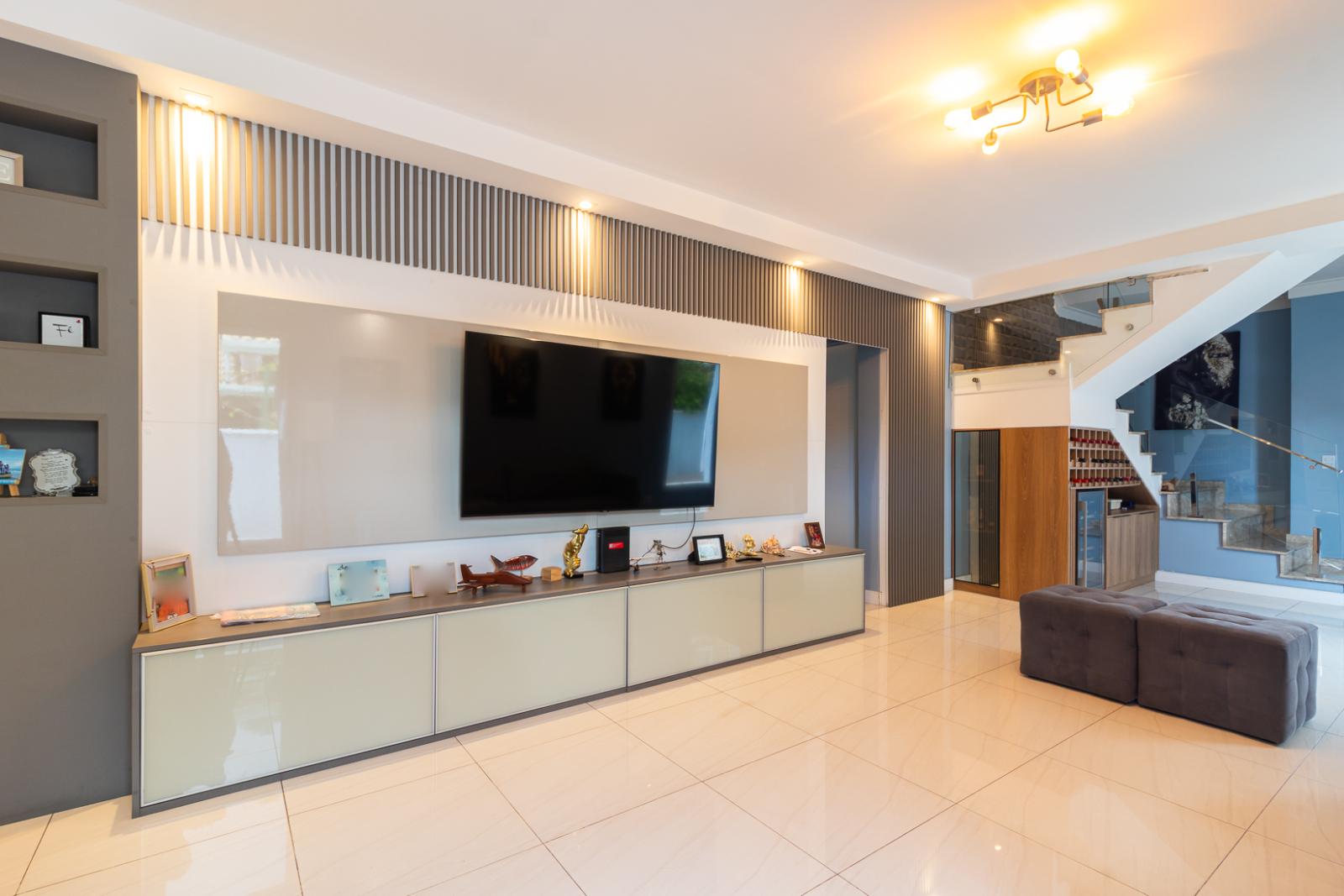 Sala de estar casa à venda em Alphaville Residencial 6, Alphaville, Santana de Parnaíba — 3 suítes, 317 m² — imagem 2 de 44