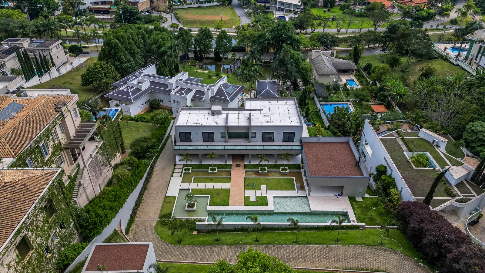 Suíte principal casa à venda em Residencial Tambore 1, Alphaville, Santana de Parnaíba — 4 suítes, 3527 m² — imagem 4 de 40