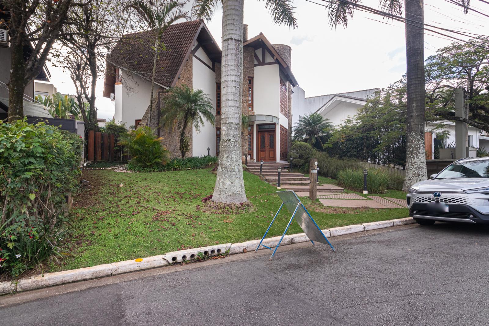 Fachada casa à venda em Alphaville Residencial 2, Alphaville, Santana de Parnaíba — 4 suítes, 595 m² — imagem 1 de 43