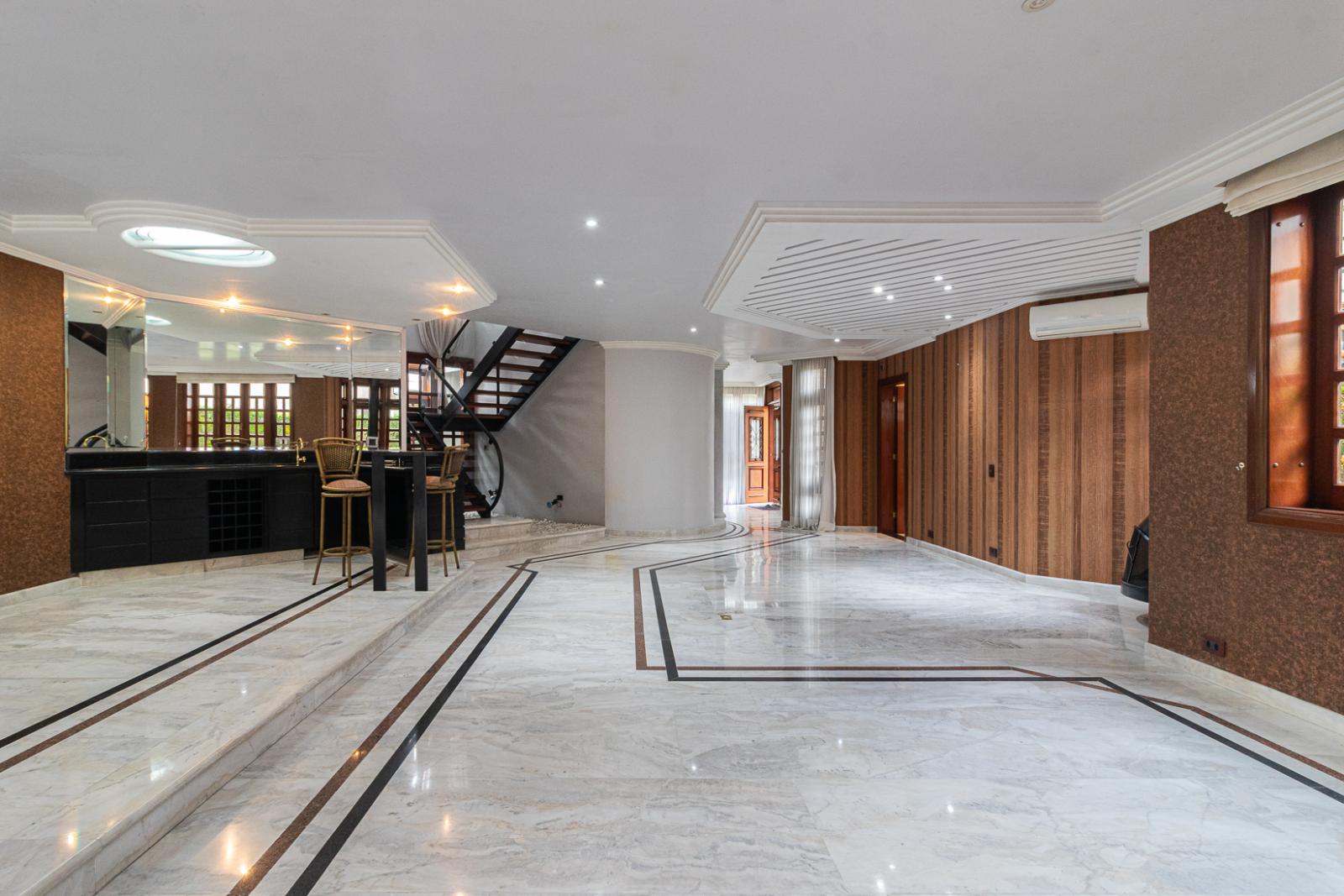 Área de convivência casa à venda em Alphaville Residencial 2, Alphaville, Santana de Parnaíba — 4 suítes, 595 m² — imagem 6 de 43