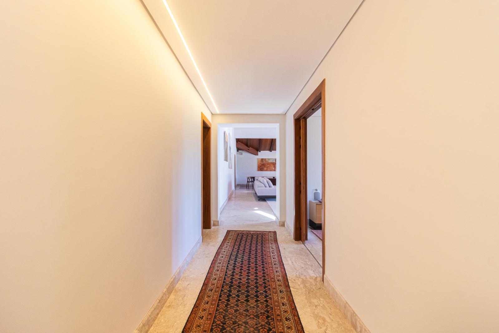 Suíte principal casa à venda ou para alugar em Residencial Tambore 1, Alphaville, Santana de Parnaíba — 4 suítes, 4000 m² — imagem 4 de 56